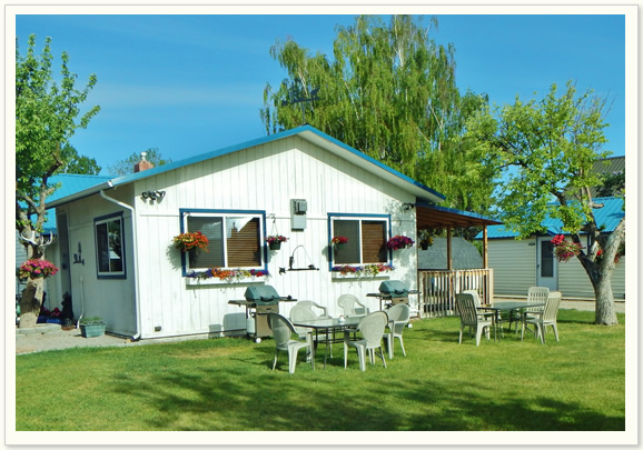 Kings Motel courtyard